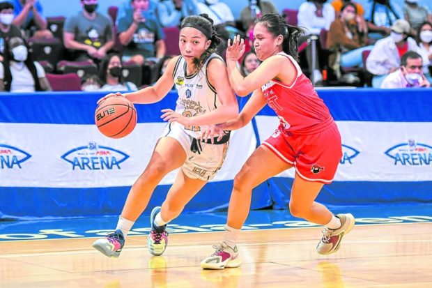 Camille Clarin (left, photo above) stays a step ahead of the UE defense and finishes with 22 points. —PHOTOS FROM UAAP MEDIA