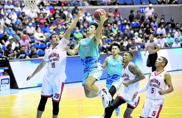 Tyler Tio (No. 19) has been fueling the rise of Phoenix the last two games. —PBA IMAGES