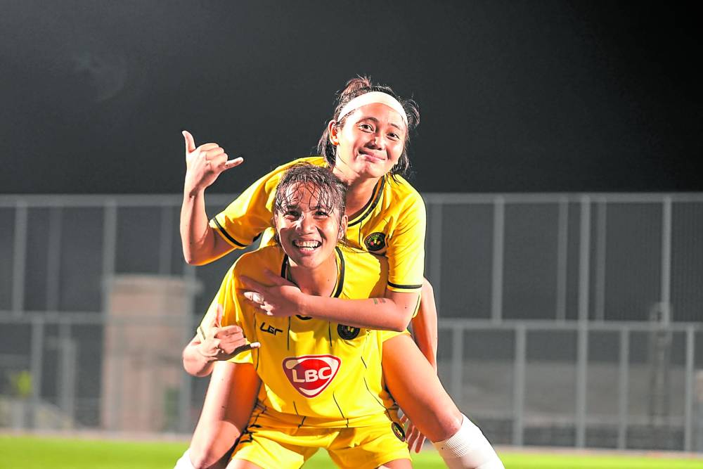 Dionesa Tolentin (front) and Zhyrelle Belluga celebrate the Kaya win.