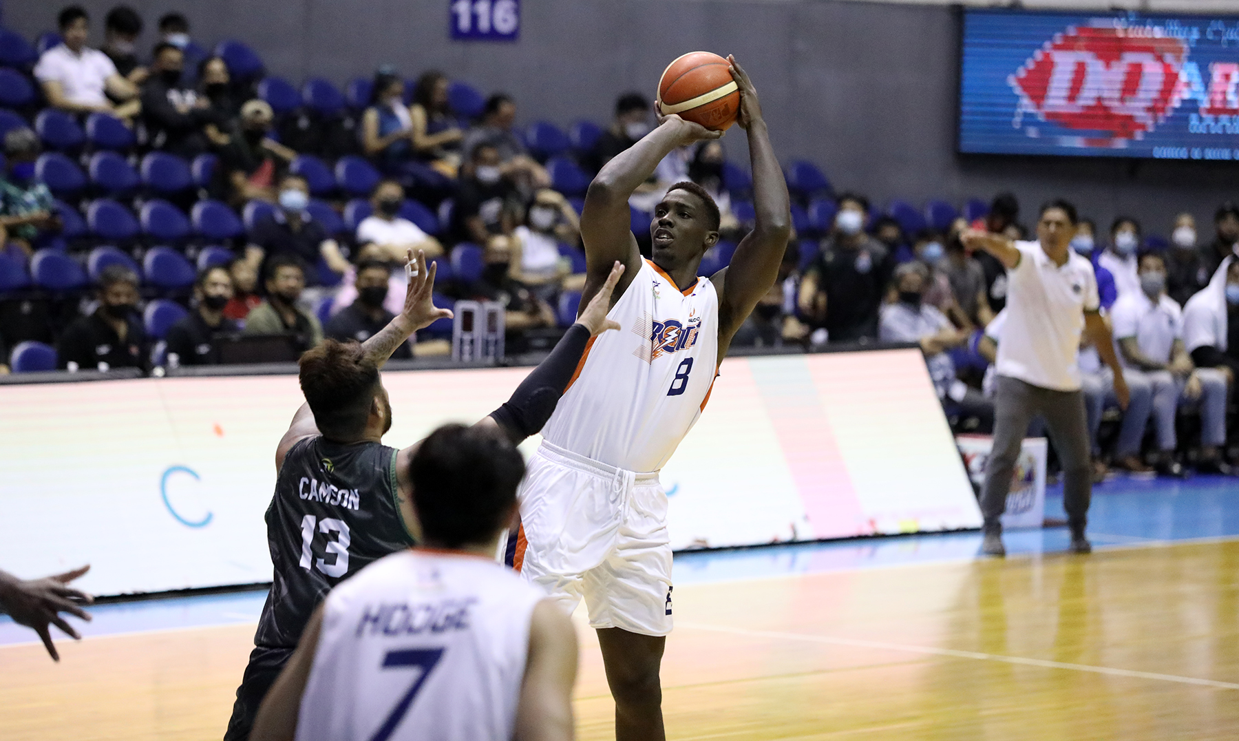 Meralco Bolts' import Johnny O’Bryant. 