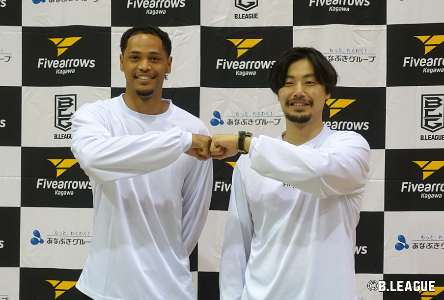 Roosevelt Adams (left) with Kagawa Five Arrows in the Japanese B.League