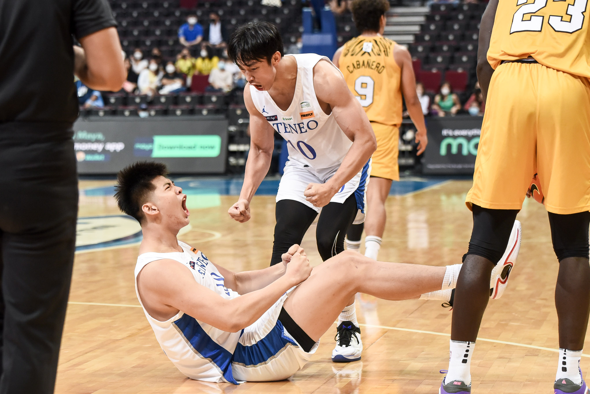 Ateneo's Geo Chiu and Dave Ildefonso during the Blue Eagles' game vs UST. –UAAP PHOTO