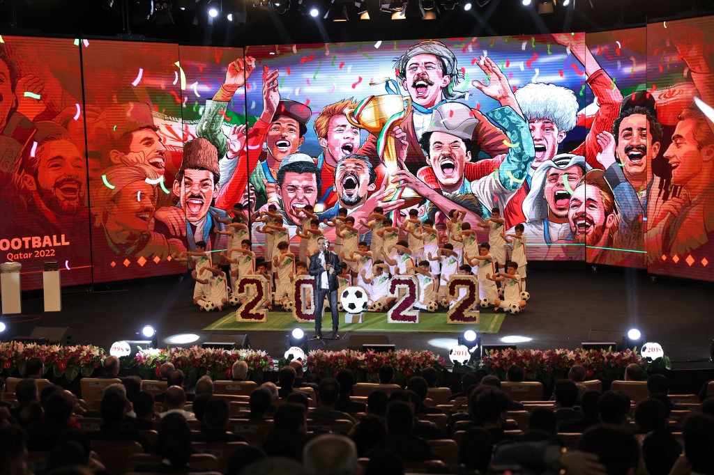A cerimônia em que a nova camisa a ser usada pela seleção iraniana de futebol na próxima Copa do Mundo FIFA 2022 Qatar é revelada acontece na Milad Tower, em Teerã, em 8 de novembro de 2022. 