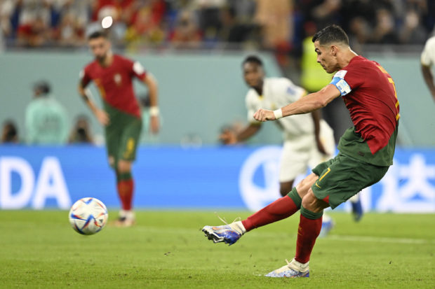 Portekiz'in forveti #07 Cristiano Ronaldo, 24 Kasım 2022'de Doha'daki Stadyum 974'te Portekiz ile Gana arasında oynanan Katar 2022 Dünya Kupası H Grubu maçında şut atıyor ve penaltı atışı yapıyor. (Fotoğraf: PATRICIA DE MELO MOREIRA / AFP)