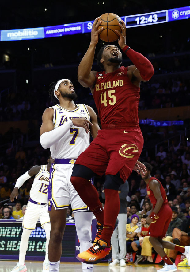 Donovan Mitchell #45 of the Cleveland Cavaliers beat Troy Brown Jr.  #7 of the Los Angeles Lakers during the first quarter at Crypto.com Arena on November 6, 2022 in Los Angeles, California.  NOTE TO USERS: User expressly acknowledges and agrees that, by downloading and/or using this photo, user agrees to the terms and conditions of the Getty Images License Agreement.  Ronald Martinez / Getty Images / AFP (Photo by RONALD MARTINEZ / GETTY IMAGES NORTH AMERICA / Getty Images via AFP)