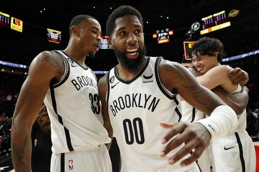  Royce O'Neale #00 and Nic Claxton #33 of the Brooklyn Nets celebrate after defeating the Portland Trail Blazers 109-107 at Moda Center on November 17, 2022 in Portland, Oregon.