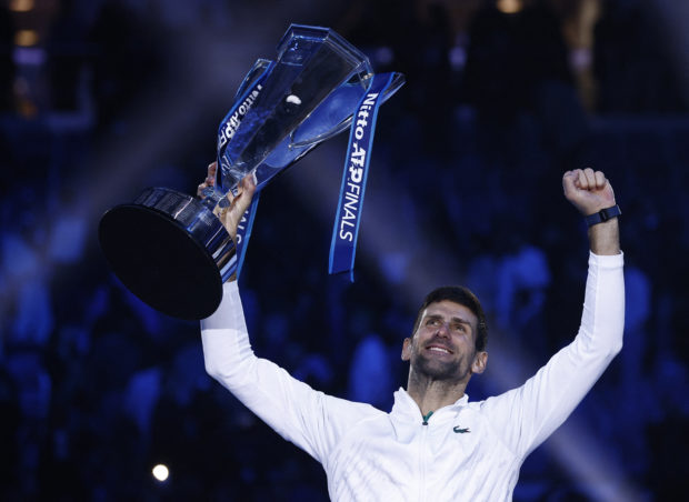Tenis - Finales ATP Turín - Pala Alpitour, Turín, Italia - 20 de noviembre de 2022 Novak Djokovic de Serbia celebra con el trofeo después de ganar la final de individuales masculinos contra Casper Ruud de Noruega 