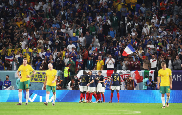 Futbol Futbol - FIFA Dünya Kupası Katar 2022 - D Grubu - Fransa v Avustralya - Al Janoub Stadyumu, Al Wakrah, Katar - 22 Kasım 2022 Fransız Olivier Giroud, takım arkadaşlarıyla dördüncü golünü atmayı kutluyor 