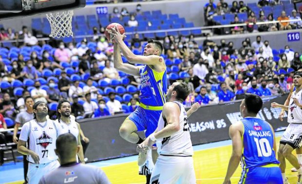Nick Rakocevic (driver) and the rest of Hotshots easily resisted Bossing.  — PBA . IMAGES