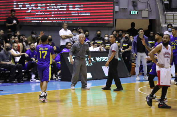 Chot Reyes and Tropang Giga are about to lose big to Kings.  —PBA IMAGES