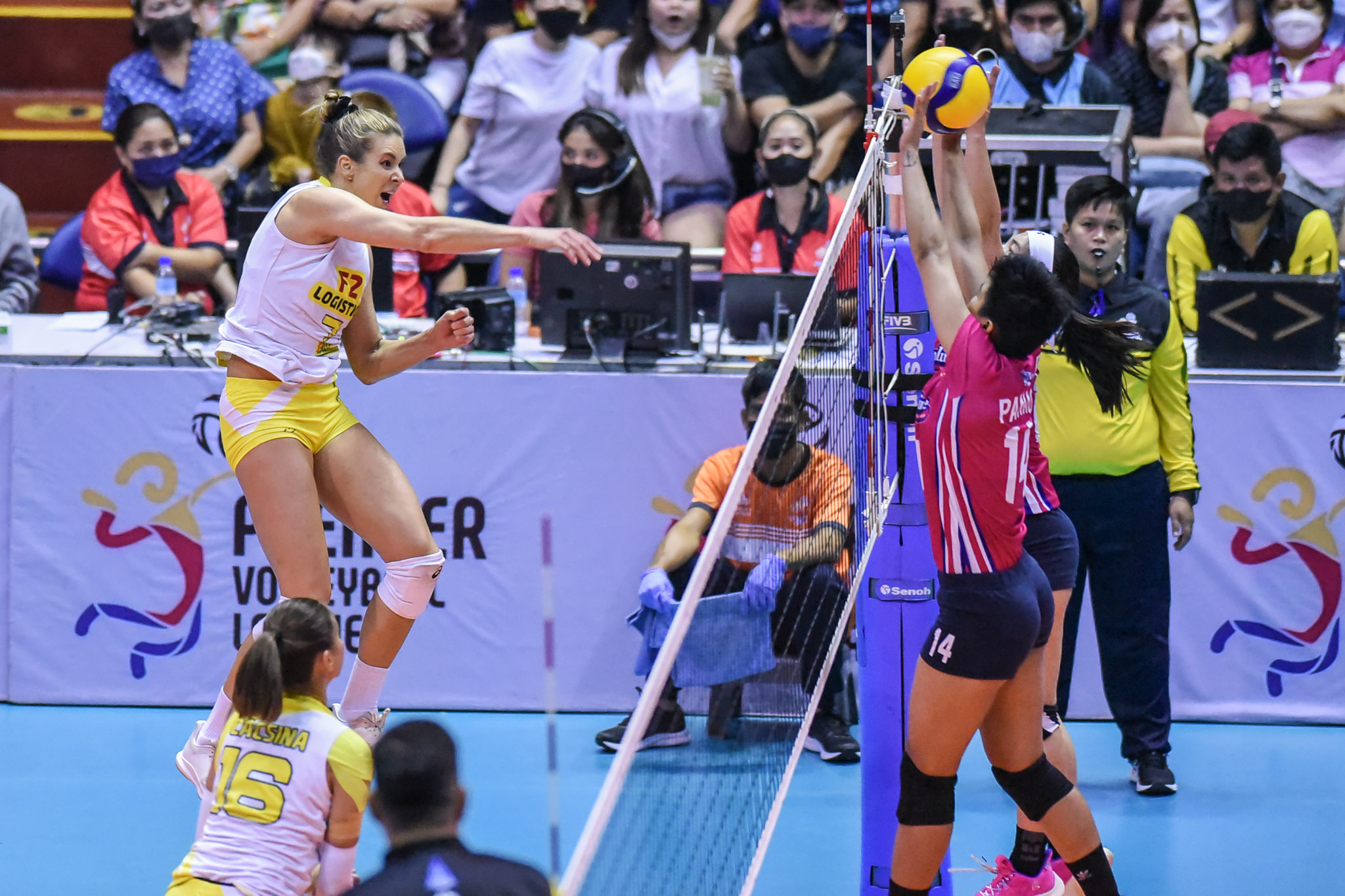 Lindsay Stalzer carries F2 Logistics past Creamline in the PVL Reinforced Conference. –PVL PHOTO