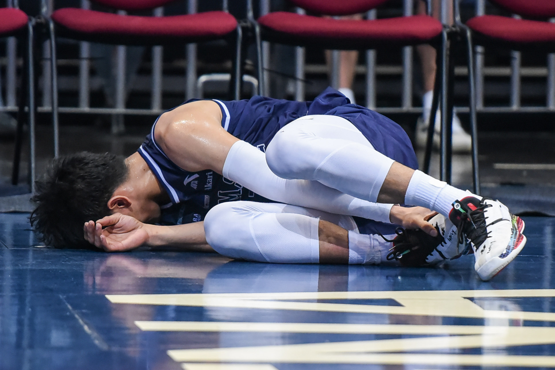 Adamson's Jerom Lastimosa holds on to his ankle. –UAAP PHOTO