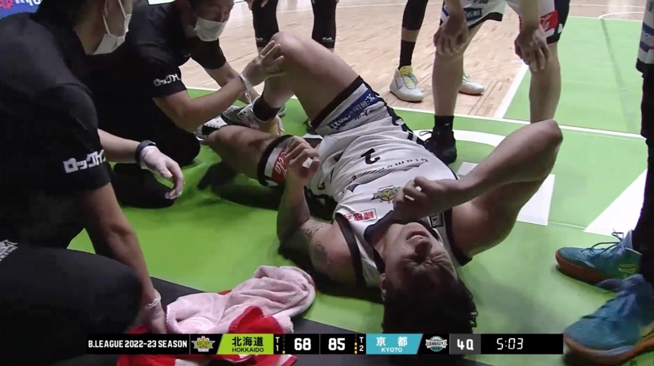 Dwight Ramos after spraining his ankle in Levanga's loss to Kyoto. –B.LEAGUE SCREENGRAB
