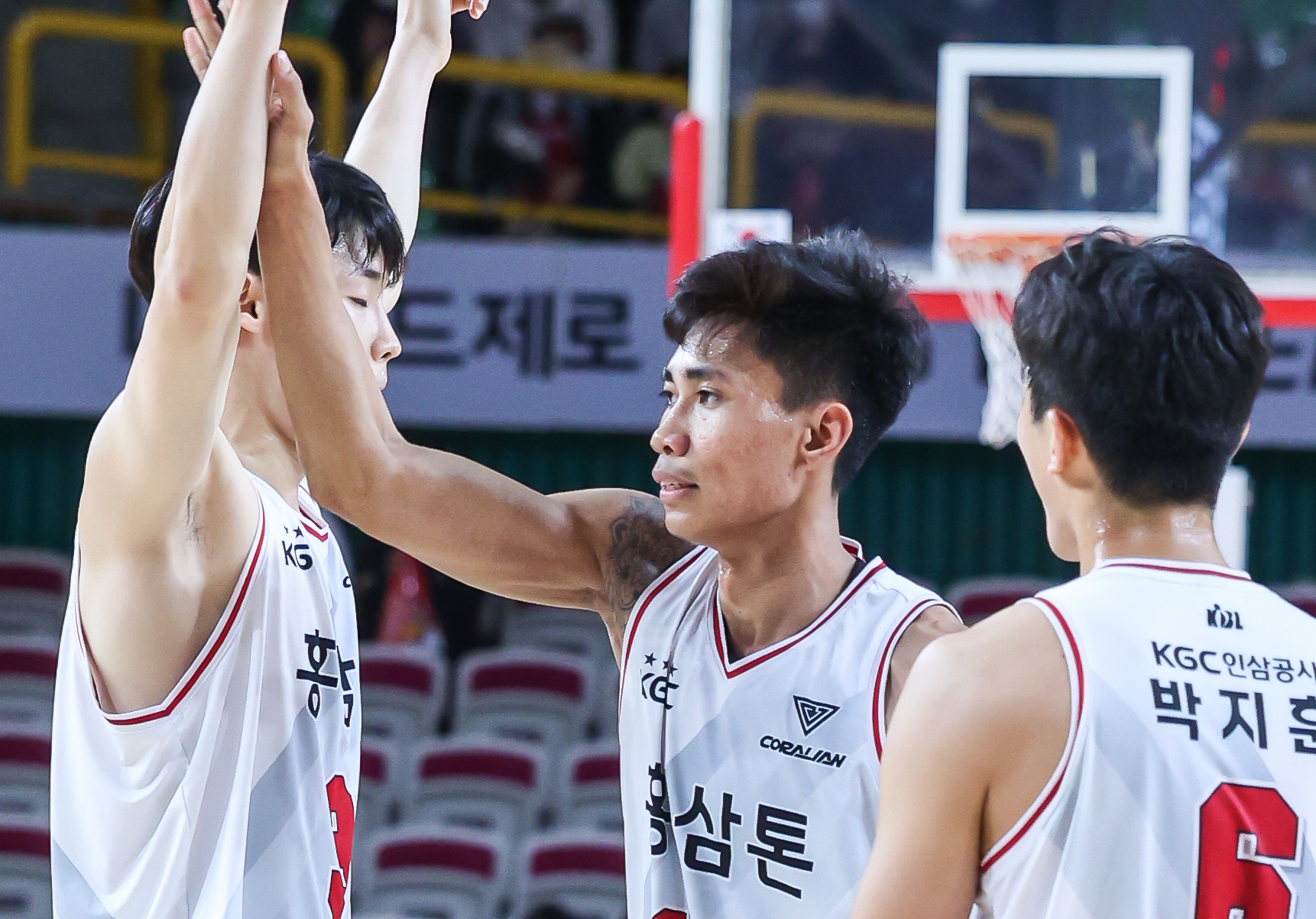Rhenz Abando de Anyang KGC (centro) en la Liga Coreana de Baloncesto.  –FOTO KBL