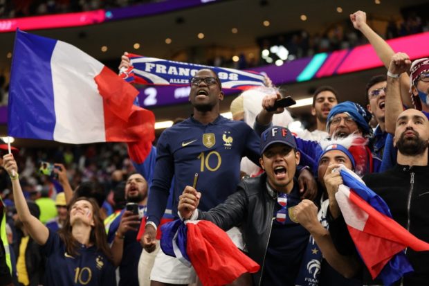 Los seguidores de Francia celebran al final del partido de fútbol de cuartos de final de la Copa Mundial Qatar 2022 entre Inglaterra y Francia en el estadio Al-Bayt en Al Khor, al norte de Doha, el 10 de diciembre de 2022. 