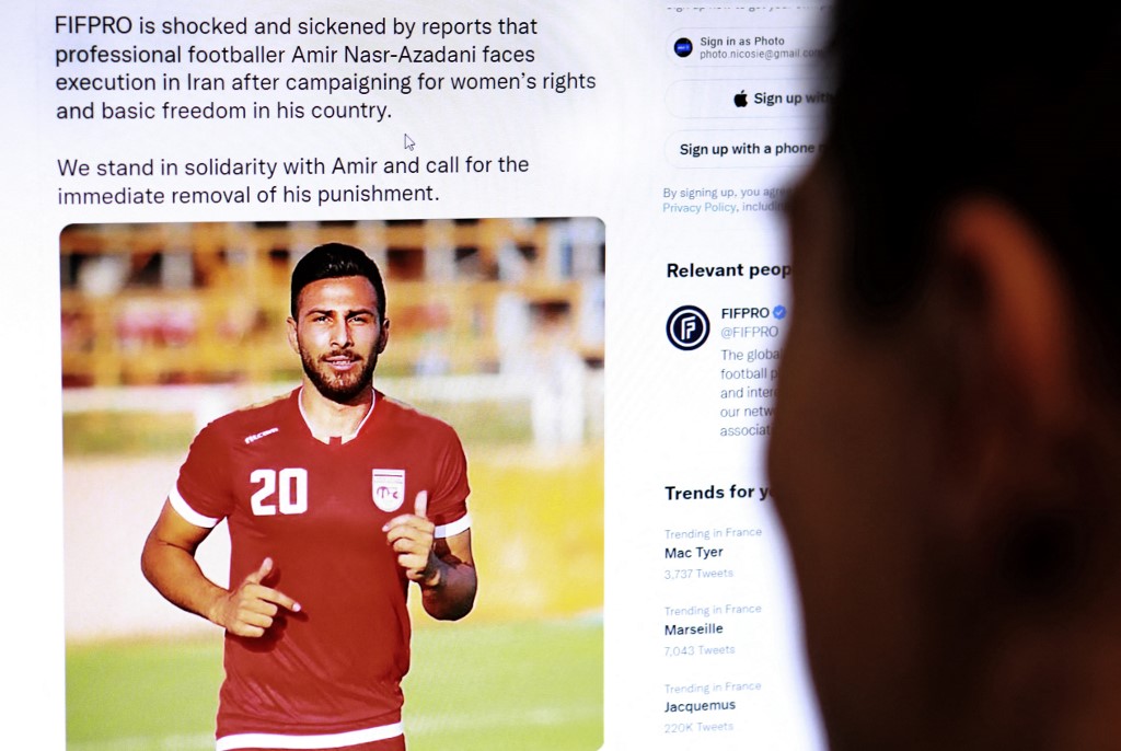 Una persona en la capital chipriota, Nicosia, revisa un tuit del 13 de diciembre de 2022 de la Federación Internacional de Futbolistas Profesionales (FIFPRO) sobre el riesgo informado de que el futbolista iraní Amir Nasr-Azadani sea condenado a muerte en relación con las protestas que han sacudido el país. durante tres meses.  -