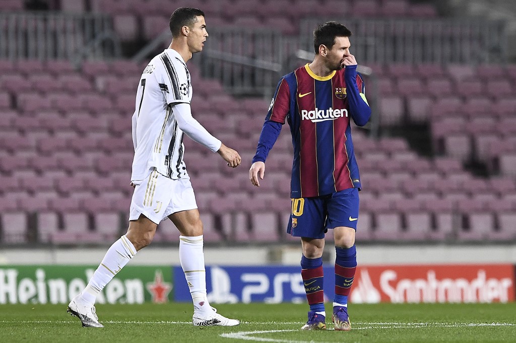d Cristiano Ronaldo (L) passe devant l'attaquant argentin de Barcelone Lionel Messi lors du match de football du groupe G de l'UEFA Champions League entre Barcelone et la Juventus au stade Camp Nou de Barcelone le 8 décembre 2020. 