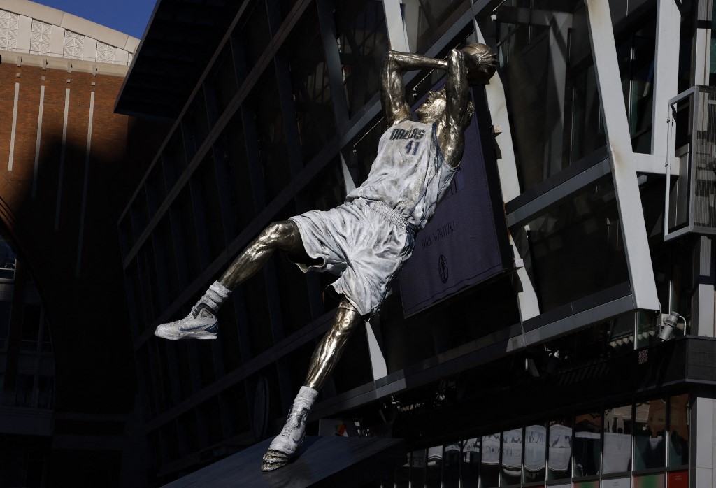 Dirk Nowitzki Dallas Mavericks statue