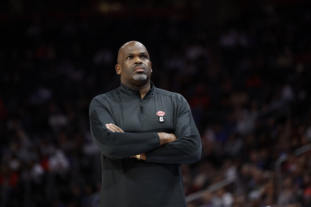 El entrenador en jefe Nate McMillan de los Atlanta Hawks reacciona durante la primera mitad contra los Detroit Pistons en Little Caesars Arena el 26 de octubre de 2022 en Detroit, Michigan.