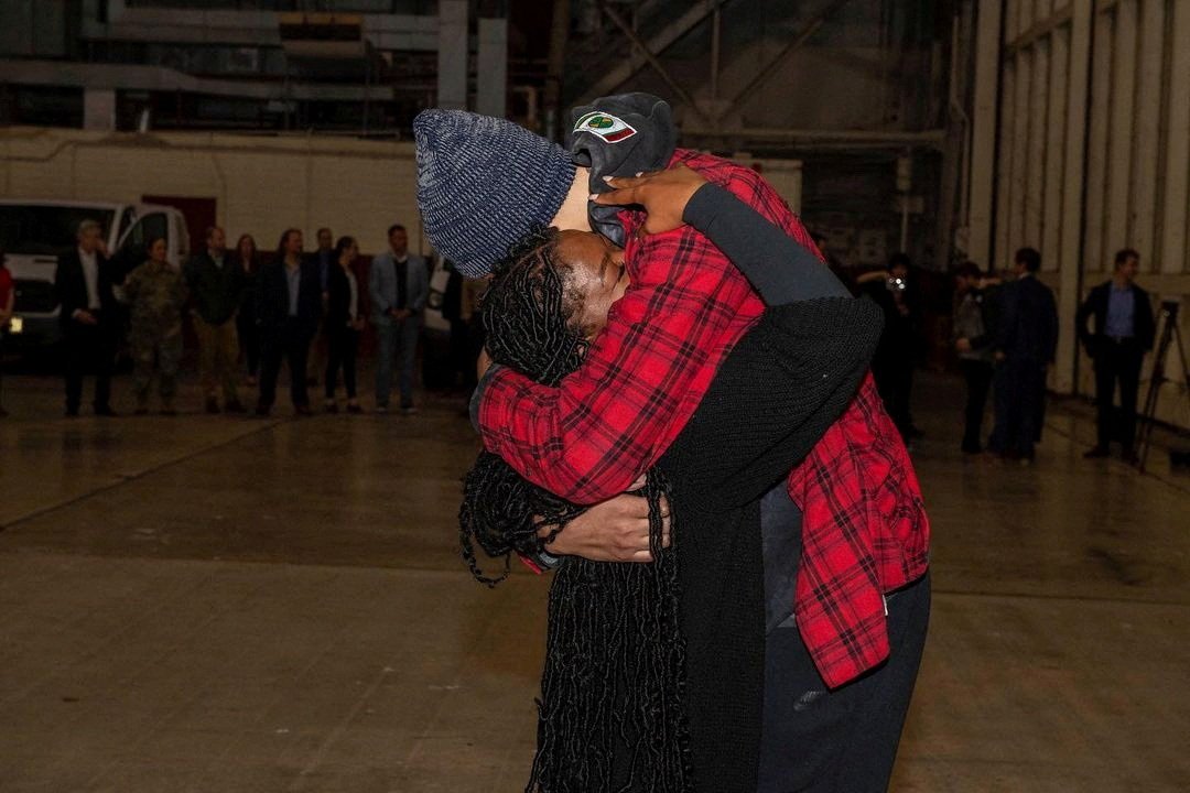 La estrella del baloncesto estadounidense Brittney Griner abraza a su esposa Cherelle Griner luego de su liberación de prisión en Rusia, en un lugar desconocido, en esta imagen obtenida de las redes sociales publicada el 16 de diciembre de 2022.