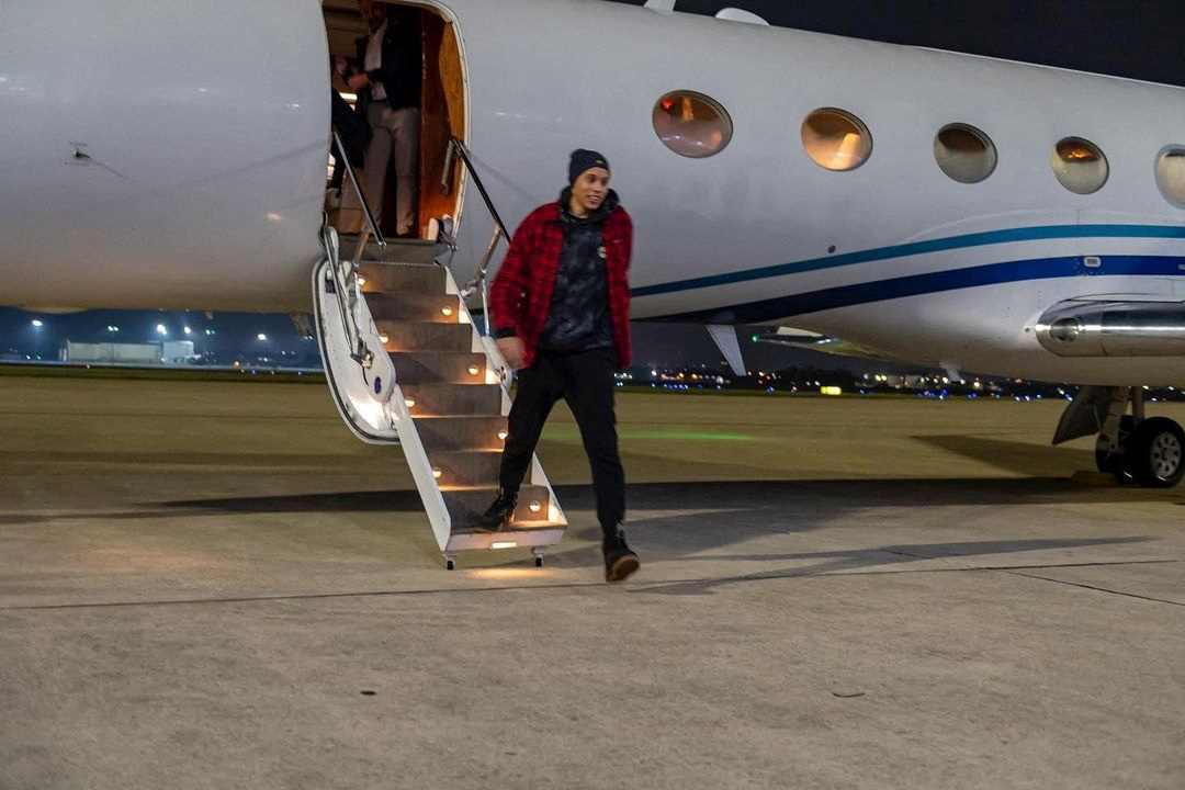 La estrella del baloncesto estadounidense Brittney Griner se baja de un avión tras su liberación de prisión en Rusia, en un lugar desconocido, en esta imagen obtenida de las redes sociales publicada el 16 de diciembre de 2022. 