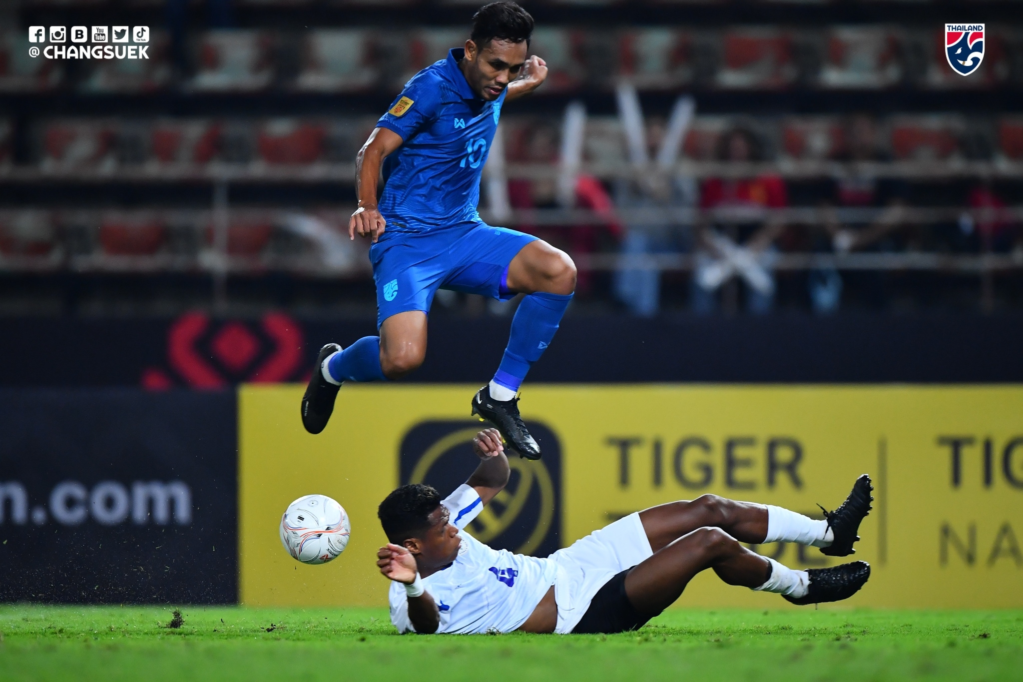 Azkals dalam bahaya tersingkir lebih awal setelah kalah 4-0 dari Thailand di Piala AFF