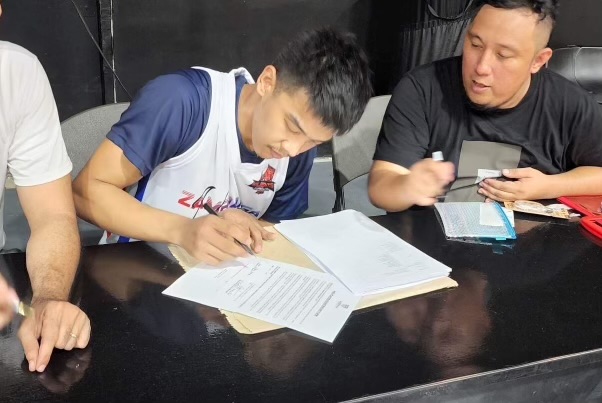 Besieged player John Amores signs with Zamboanga Valientes.
