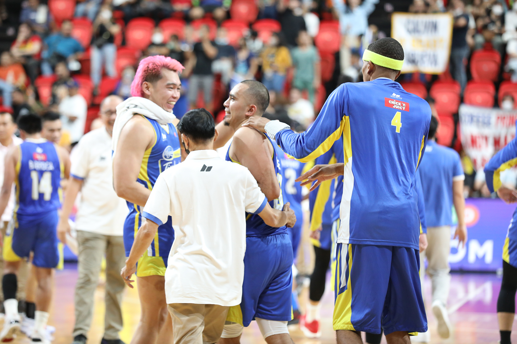 Magnolia Hotshots congratulate Paul Lee after hitting game winner that tied the semifinals series. –PBA IMAGES