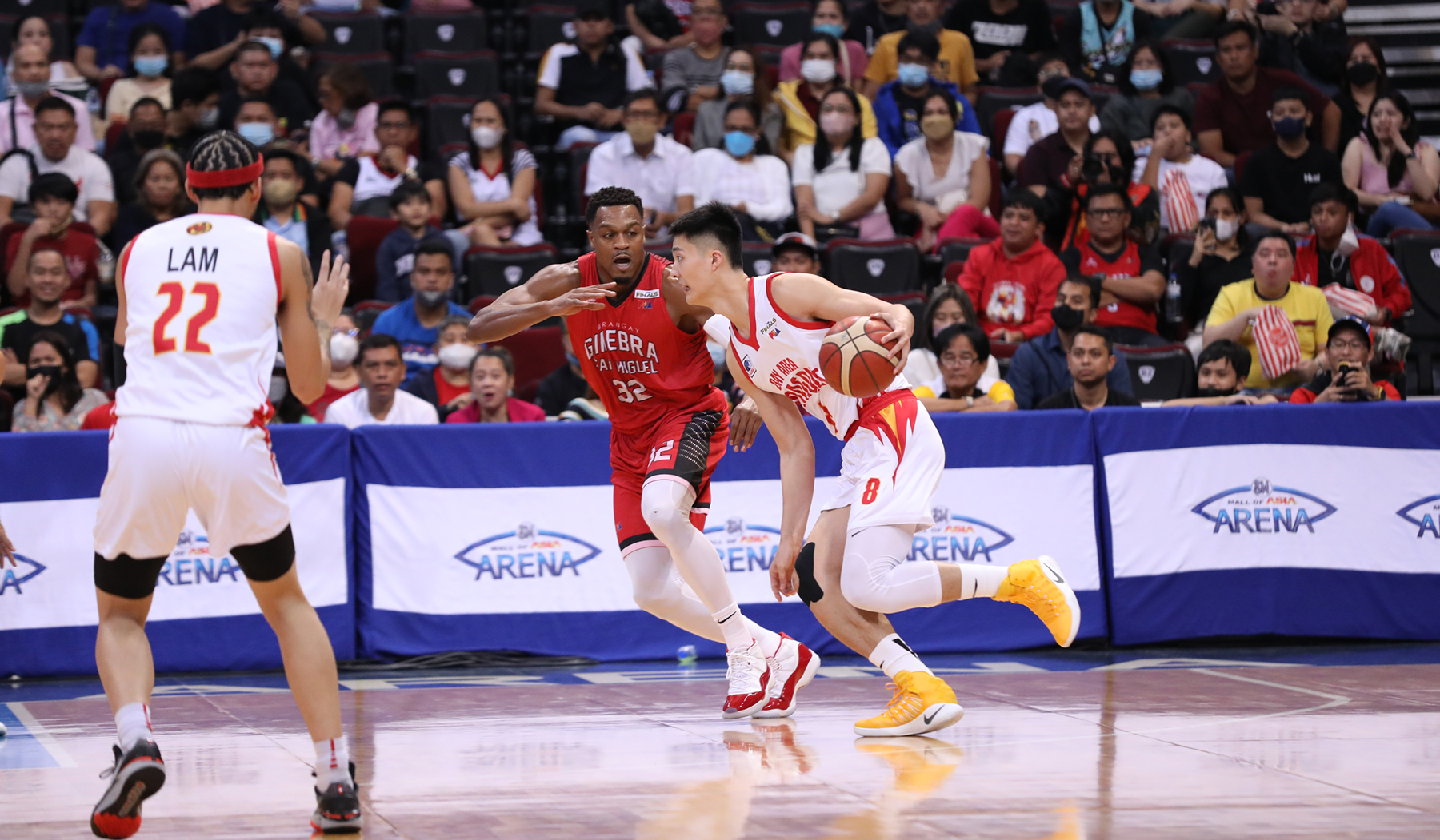 Bay Area's Zhu Songwei vs Ginebra's Justin Brownlee. –PBA IMAGES