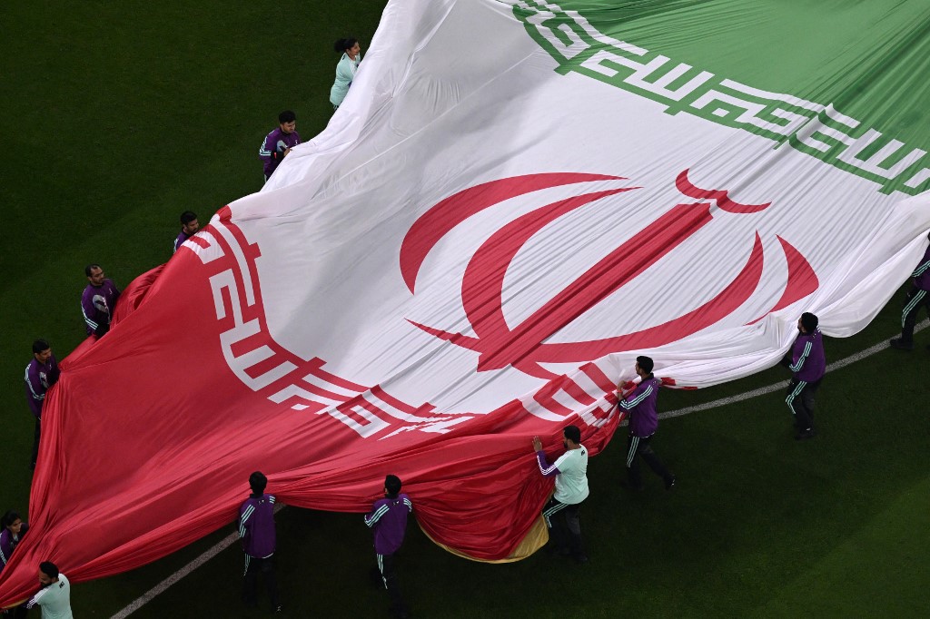 La bandera de Irán se muestra durante el partido de fútbol del Grupo B de la Copa Mundial de Qatar 2022 entre Irán y EE. UU. En el Estadio Al-Thumama en Doha el 29 de noviembre de 2022. (