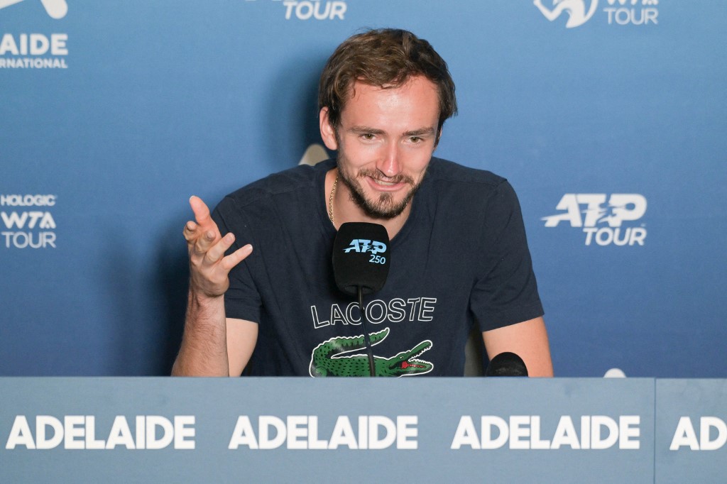 El tenista ruso Daniil Medvedev asiste a una conferencia de prensa en el torneo ATP Adelaide International en Adelaide el 1 de enero de 2023.