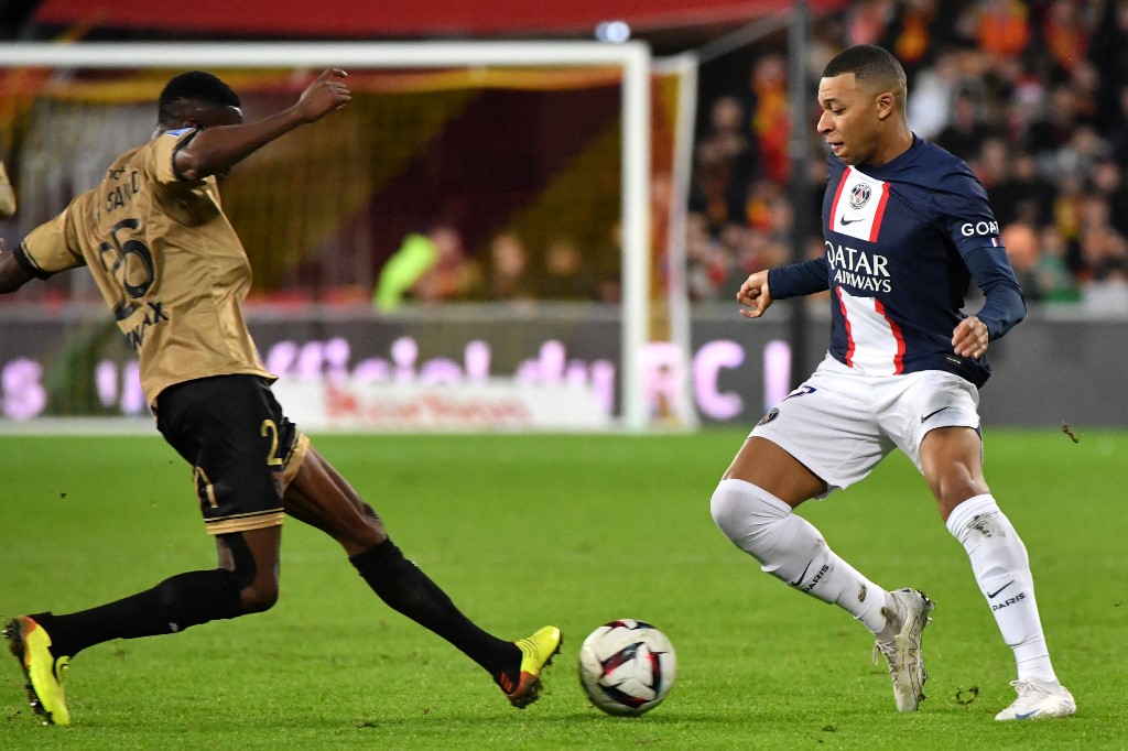 Lens' Ghanaian midfielder Salis Abdul Samed (L) fights for the ball with Paris Saint-Germain's French forward Kylian Mbappe during the French L1 football match between RC Lens and Paris Saint Germain (PSG) at the Bollaert-Delelis Stadium in Lens, northern France on January 1, 2023. 
