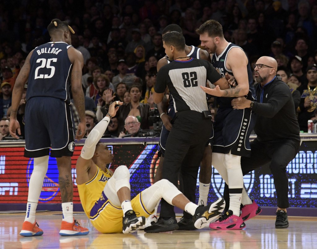 El entrenador en jefe Jason Kidd de los Dallas Mavericks detiene a Luka Doncic # 77 después de que Russell Westbrook # 0 de Los Angeles Lakers le cometiera una falta durante la segunda mitad en Crypto.com Arena el 12 de enero de 2023 en Los Ángeles, California.