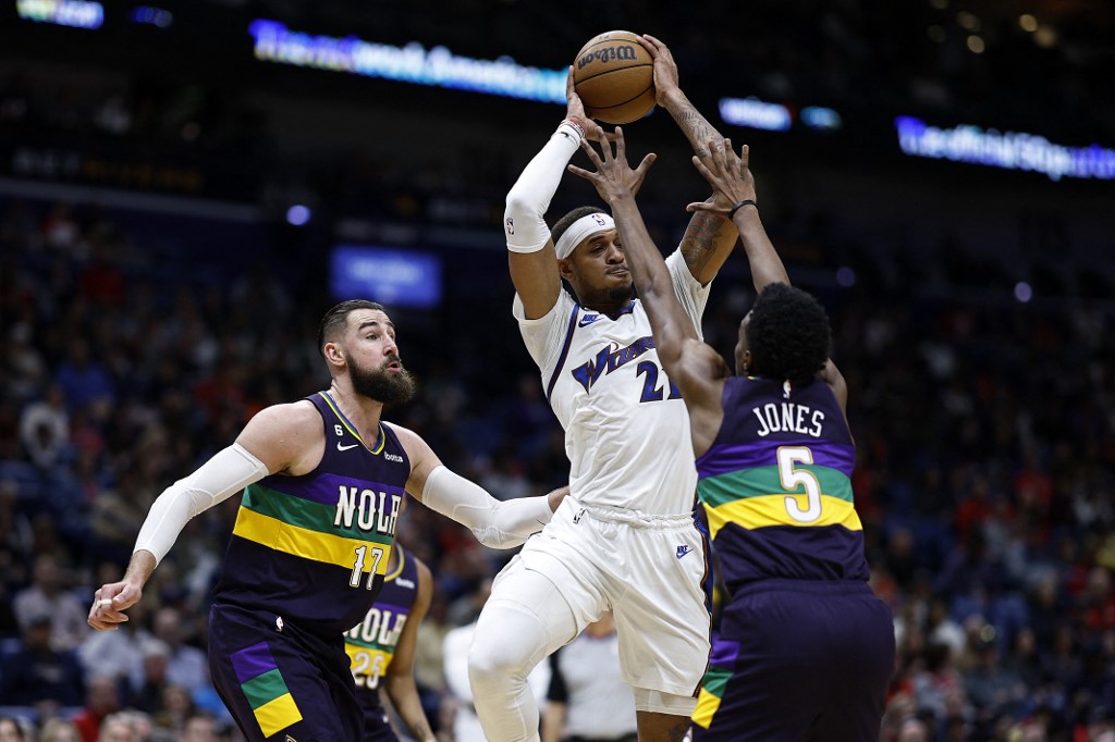 Daniel Gafford #21 of the Washington Wizards passes the ball over Herbert Jones #5 of the New Orleans Pelicans at Smoothie King Center on January 28, 2023 in New Orleans, Louisiana. 