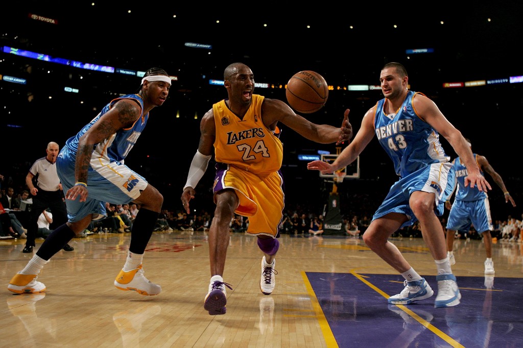 Kobe Bryant #24 de Los Angeles Lakers persigue un balón suelto por delante de Carmelo Anthony #15 y Linas Kleiza #43 de los Denver Nuggets en el segundo juego de los cuartos de final de la Conferencia Oeste durante los Playoffs de la NBA de 2008 el 23 de abril de 2008 en el Staples Center en Los Ángeles, California.