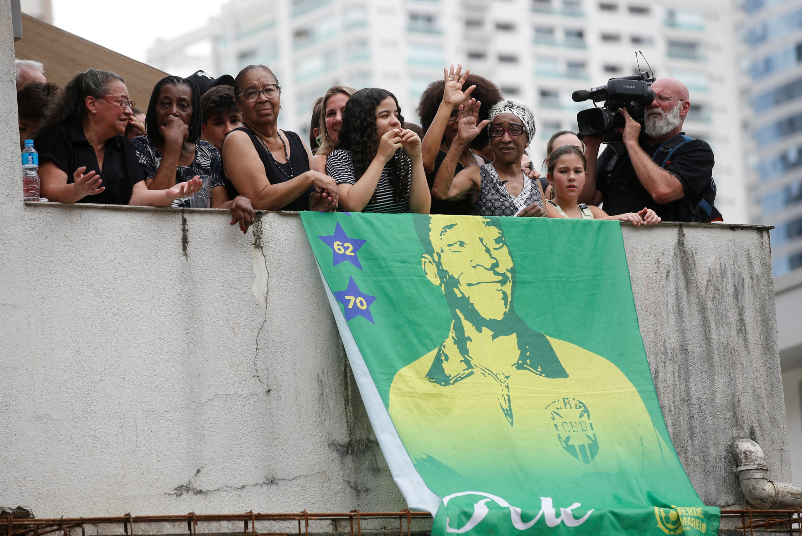 Multitudes emotivas se despidieron por última vez de la leyenda del fútbol brasileño Pelé el 3 de enero en las calles de Santos.