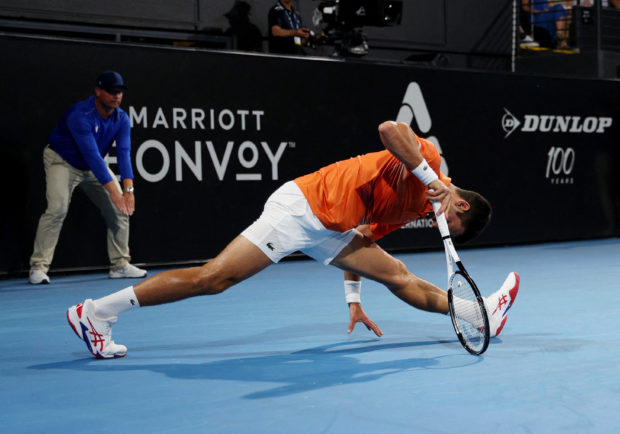 Novak Djokovic mengatasi masalah hamstring untuk mencapai final Adelaide