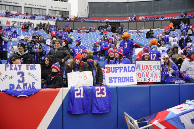 8 de enero de 2023;  Orchard Park, Nueva York, Estados Unidos;  Los aficionados de los Buffalo Bills muestran su apoyo a la seguridad de los Buffalo Bills, Damar Hamlin (3), antes del partido contra los New England Patriots en el Highmark Stadium./