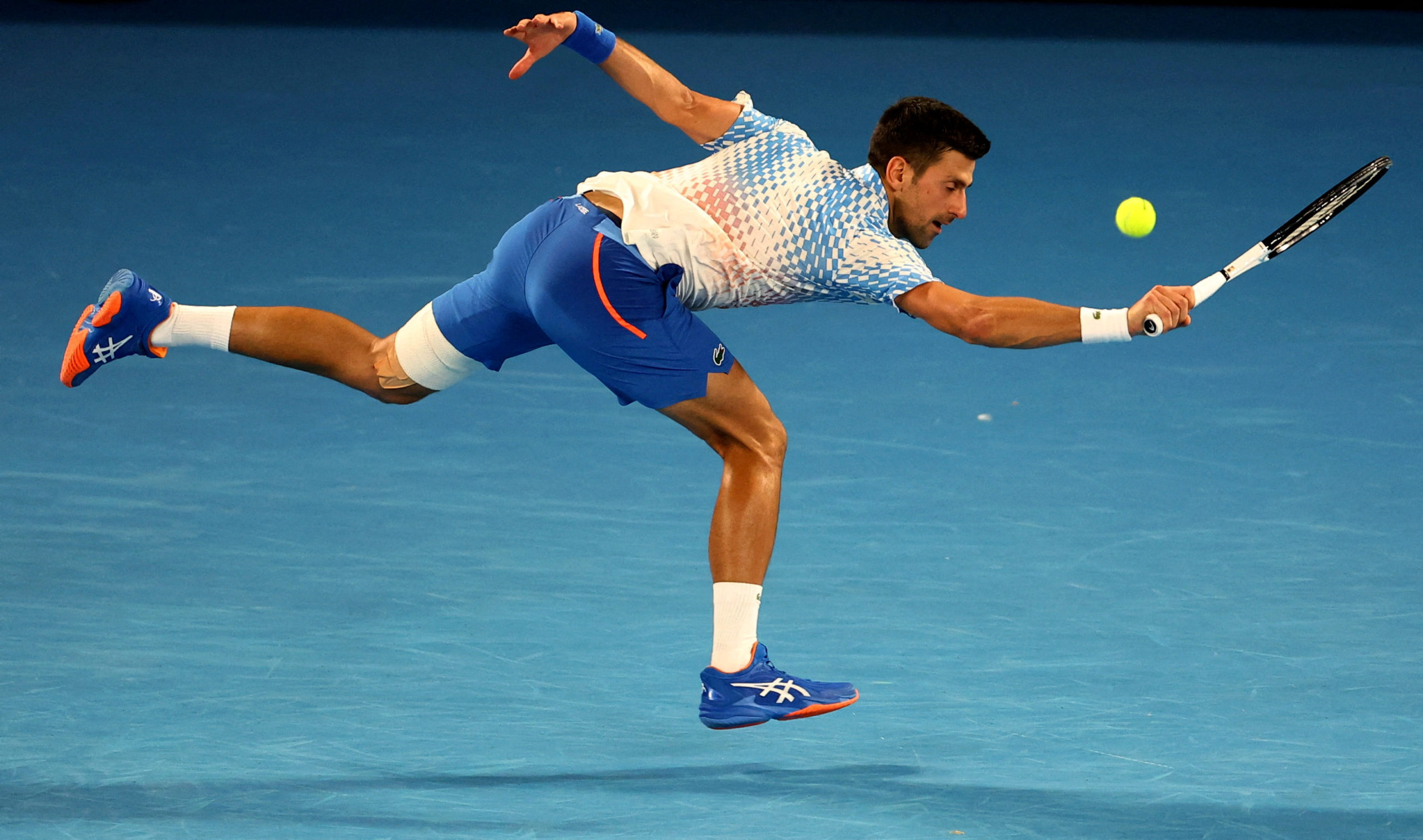 Tenis - Abierto de Australia - Melbourne Park, Melbourne, Australia - 23 de enero de 2023 Novak Djokovic de Serbia en acción durante su cuarta ronda contra Alex de Minaur de Australia 