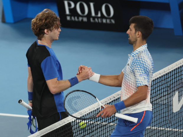 Tenis - Avustralya Açık - Melbourne Park, Melbourne, Avustralya - 25 Ocak 2023 Sırp Novak Djokovic, çeyrek final maçını kazandıktan sonra Rus Andrey Rublev ile el sıkışıyor 