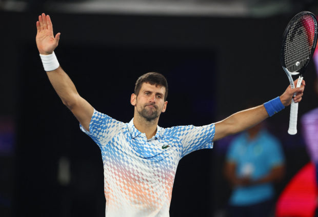 Tenis - Avustralya Açık - Melbourne Park, Melbourne, Avustralya - 25 Ocak 2023 Sırp Novak Djokovic, Rus Andrey Rublev'e karşı oynadığı çeyrek final maçında galibiyetini kutluyor 