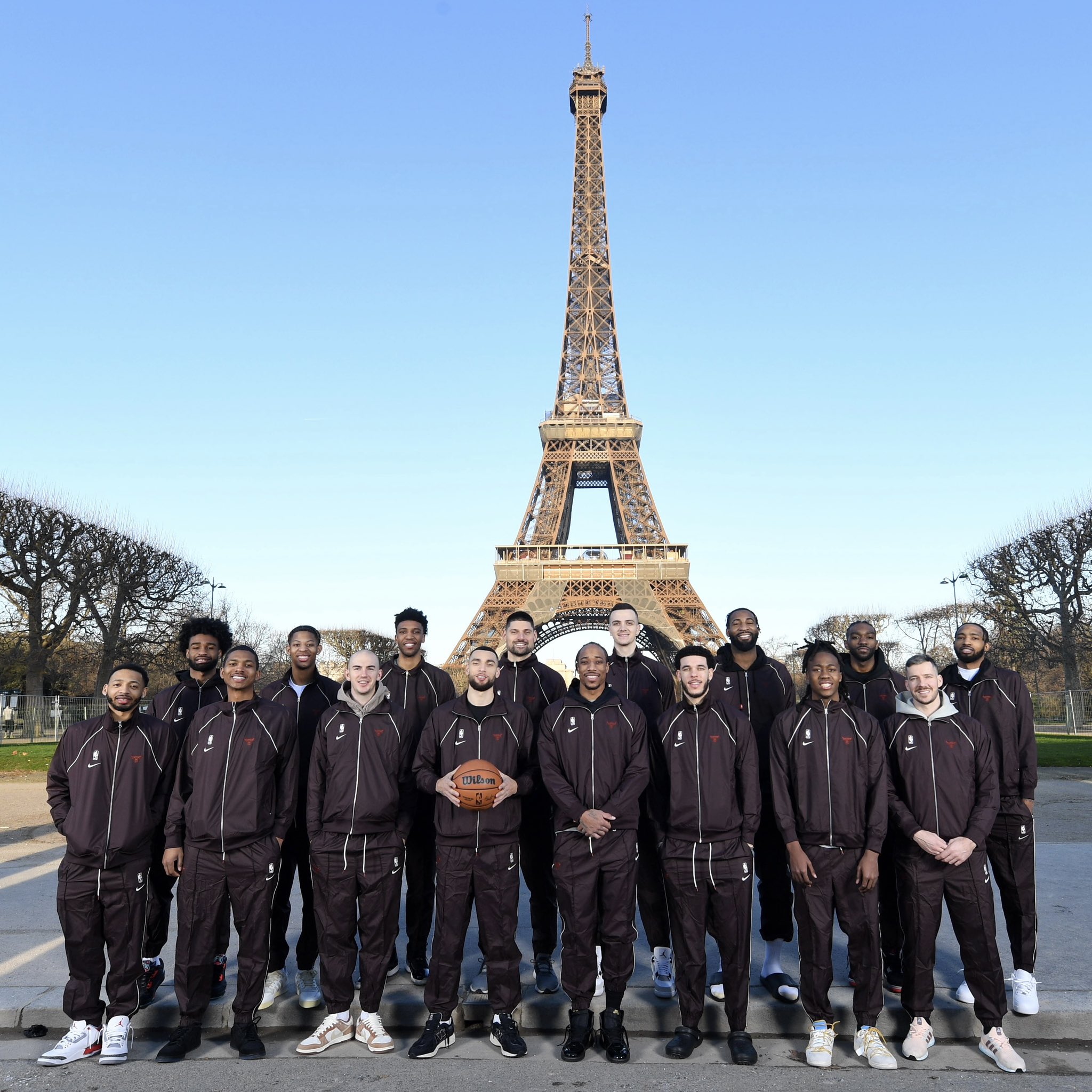Los Chicago Bulls visitan la Torre Eiffel en París antes de los partidos de la NBA.