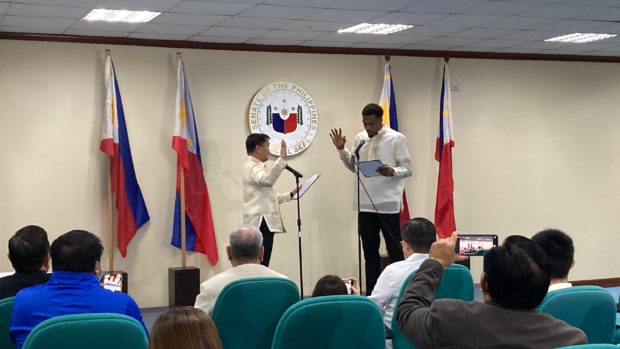 Barangay Ginebra import Justin Brownlee (R) takes his oath of allegiance to the Philippines with Senator Tolentino (L) at the Senate in Pasay City on Monday, January 16. Photos by Daniza Fernandez