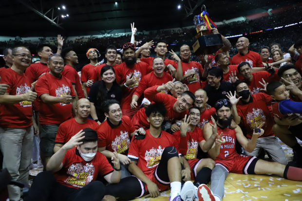 Barangay Ginebra Gin Kings capture the PBA Commissioner's Cup championship in front of a record crowd. –PBA IMAGES