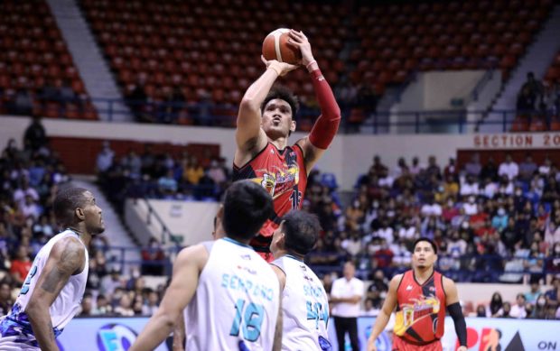 San Miguel star June Mar Fajardo had no problems adjusting to life without “Pops,” producing 19 points and 13 rebounds against Phoenix. —PBA IMAGES