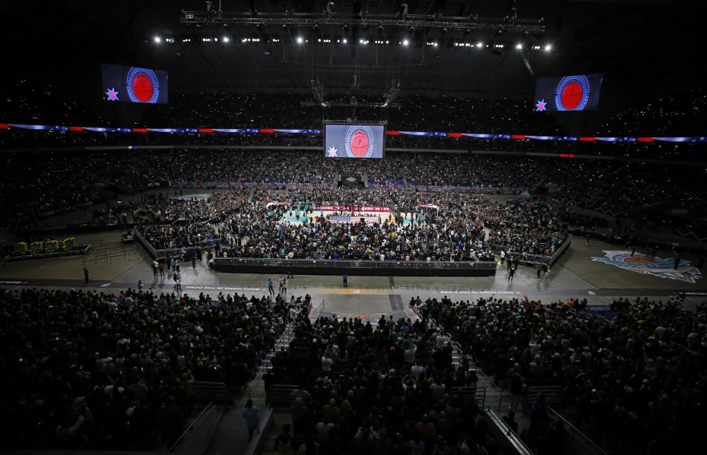 NBA: Record crowd sees Warriors wallop Spurs at Alamodome | Inquirer Sports