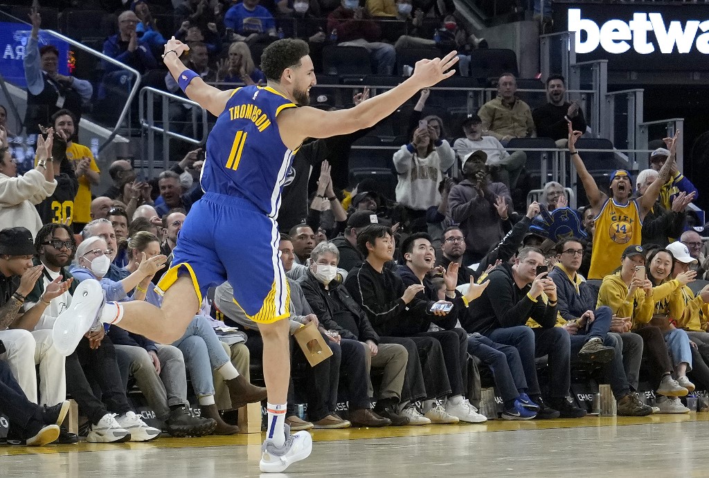 Klay Thompson #11 of the Golden State Warriors reacts after making a three-point shot against the Houston Rockets during the fourth quarter at Chase Center on February 24, 2023 in 