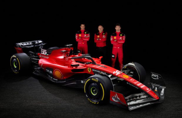El director del equipo Ferrari, Fred Vasseur, con los pilotos de Ferrari, Charles Leclerc y Carlos Sainz, junto al auto de Fórmula Uno Motor racing-Ferrari SF23 en la base de la compañía en Maranello, Italia, el 12 de febrero de 2023.