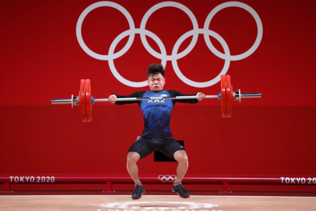 FILE PHOTO: Tokyo 2020 Olympics - Weightlifting - Men's 61kg - Group A - Tokyo International Forum, Tokyo, Japan - July 25, 2021. Igor Son of Kazakhstan in action. 