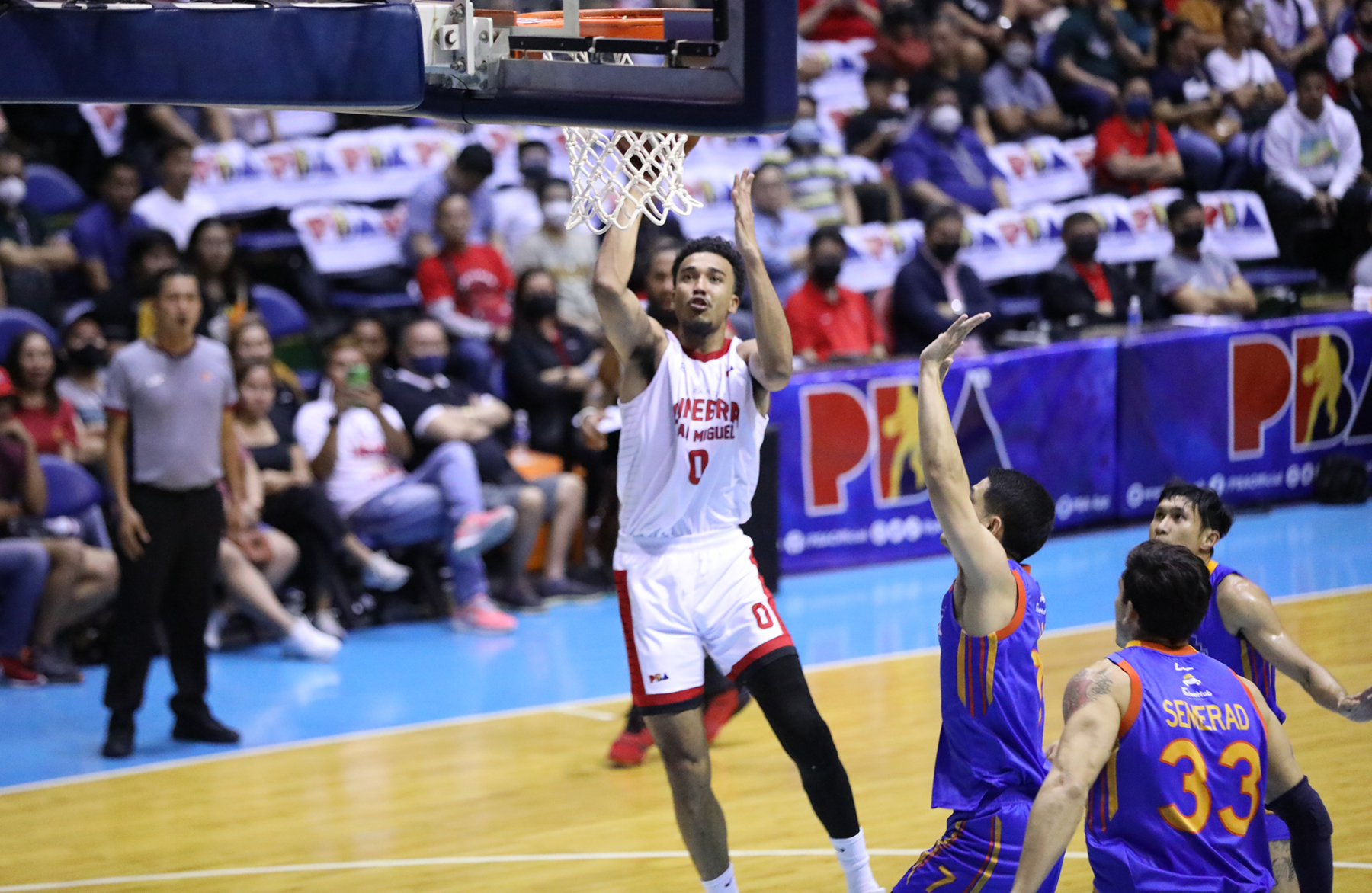 Ginebra's Jeremiah Gray delivers for the Gin Kings in the latest win. –PBA IMAGES